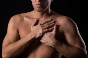 ¿Por qué sientes dolor muscular en el pecho y cómo aliviarlo?
